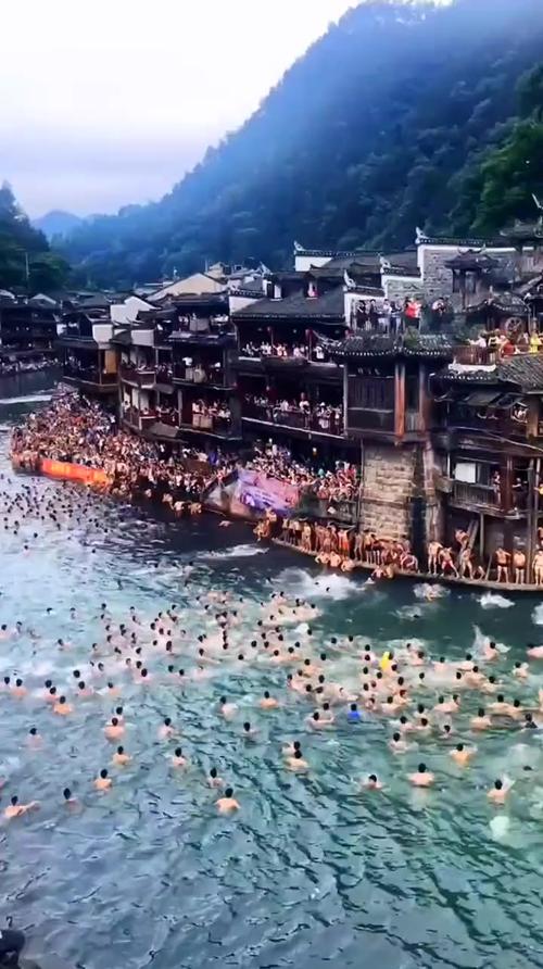 新澳门历史开奖记录查询表和凤凰古城百人抢鸭子与凤凰古城百人抢鸭子是真的吗